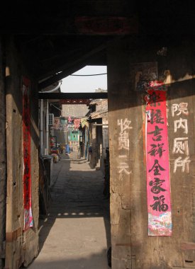 Shanxi Eyaleti, Çin 'deki Pingyao: Çince yazı içeren bir kapı aralığından bakın. Pingyao 'da eski bir sokağa giriş. Pingyao eski kasabası Çin 'de eski ve ünlü bir şehirdir..