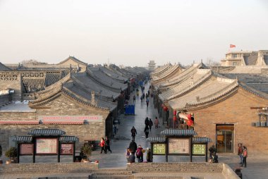 Pingyao, Shanxi Eyaleti, Çin. Güney Kapısı 'ndan ya da Pingyao şehir duvarındaki Yingxun Kapısı' ndan Pingyao 'daki güney caddesinin görüntüsü. Pingyao eski kasabası Çin 'de eski ve ünlü bir şehirdir..