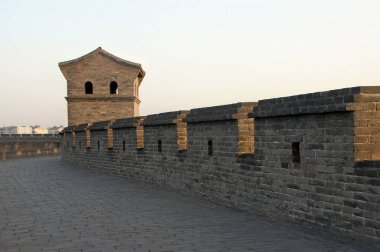 Pingyao, Shanxi Eyaleti, Çin. Pingyao şehir duvarında bir gözetleme kulesi var. Akşam güneşinde duvarlardan görülebiliyor. Pingyao eski kasabası Çin 'de eski ve ünlü bir şehirdir..