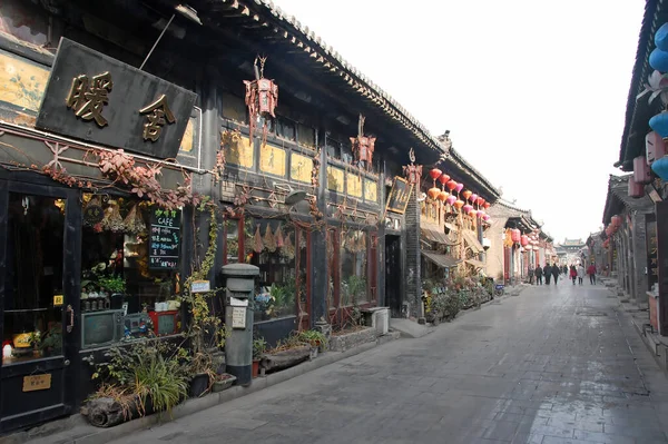 中国山西省平遥 平遥的一条公路 有咖啡馆 商店和商店 人们在街上散步 平遥古城是中国著名的城墙古城 — 图库照片