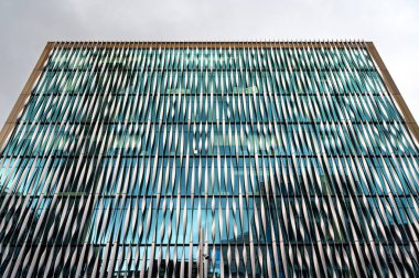 Londra, İngiltere: Anıt anıtı ve metro istasyonunun yanındaki anıt binası. Londra şehrindeki modern mimariye yansımalarla bakıyorum. Londra ofis binası.