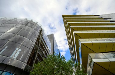 Londra, İngiltere: Londra şehrinde modern mimari. Bu binalar Thames Nehri 'nin kuzey kıyısında, Londra Köprüsü' ne yakın Hanseatic Yolu üzerinde yer almaktadır. Modern Londra ofisleri.