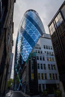 Londra, İngiltere: Londra şehrindeki Gherkin binasına bakıyorum. Londra 'nın finans bölgesinde Gherkin ya da 30 St. Mary Axe manzarası ön planda Bury Street ile.