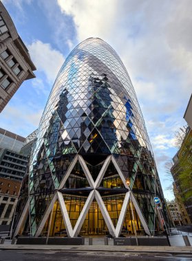 Londra, İngiltere: Londra 'daki Gherkin binası. Londra 'nın finans bölgesinde Gherkin ya da 30 St. Mary Axe manzarası. Geniş açı ve perspektif çarpıtması ile yukarı bakıyoruz..