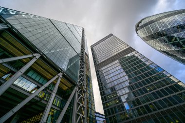 Londra, İngiltere: Londra şehrindeki yüksek binalara bakıyorum. L-R Leadenhall Binası veya Cheesegrater, St Helen 's ve Gherkin veya Londra' nın finans bölgesinde 30 St. Mary Axe.