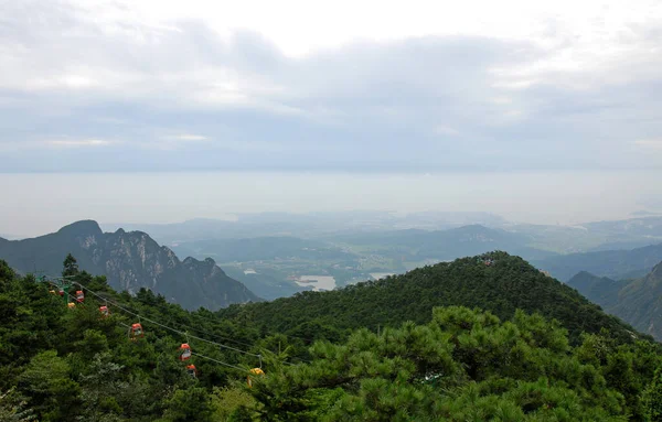 中国江西省廬山 ケーブルカーは山 山の景色と呂山を登る 廬山国立公園は観光地であり ユネスコ世界遺産に登録されています — ストック写真