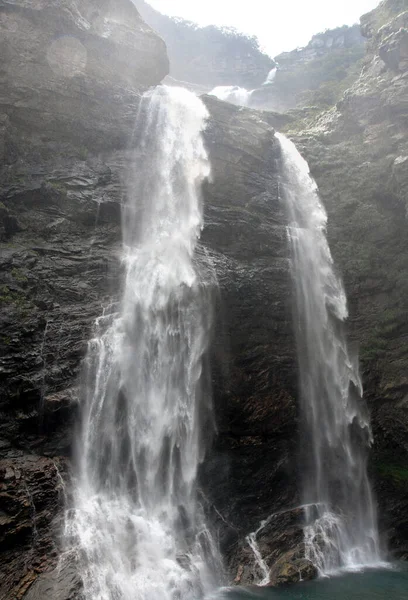 中国江西省琉山 陆山上的瀑布是这座风景秀丽的山的一部分 鲁山国家公园是一个旅游胜地 也是联合国教科文组织的世界遗产 — 图库照片