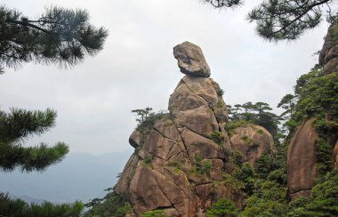 Sanqingshan Dağı, Jiangxi Eyaleti, Çin. Tanrıça Tepesi manzarası, Sanqing Dağı 'nda kayalık bir çıkıntı. Uzağa bakan bir kadını temsil ediyor. Sanqingshan yemyeşil ormanları olan bir Taoist dağıdır.
