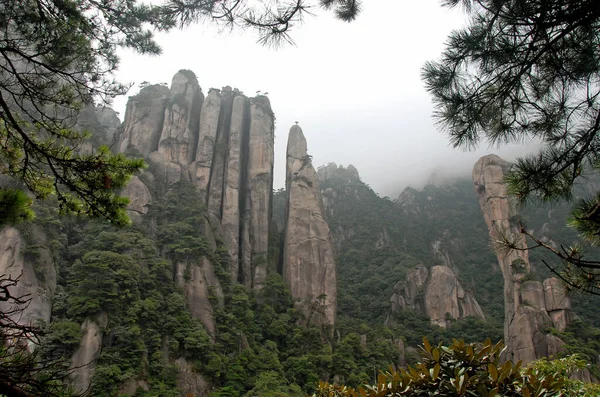 Sanqingshan Berg Der Provinz Jiangxi China Nebelige Berglandschaft Mit Felsigen — Stockfoto
