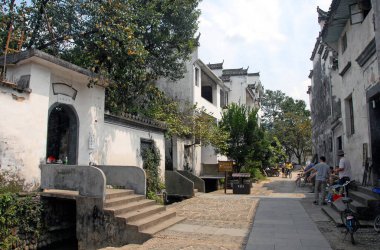 Jiangwan, Wuyuan County, Jiangxi Eyaleti, Çin. Jiangwan, Wuyuan County 'de bulunan ve Tang Hanedanlığı mimarisi ile tanınan antik bir kasabadır. Eski evleri ve insanları olan küçük bir sokak..