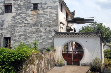 Jiangwan, Wuyuan County, Jiangxi Eyaleti, Çin. Jiangwan, Wuyuan County 'de bulunan ve Tang Hanedanlığı mimarisi ile tanınan antik bir kasabadır. Konut bölgesinde geleneksel ev.