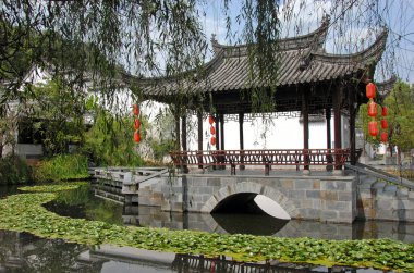 Jiangwan, Wuyuan County, Jiangxi Eyaleti, Çin. Jiangwan, Wuyuan County 'de Tang Hanedanlığı mimarisi ile tanınan antik bir kasabadır. Nilüfer havuzunda kırmızı fenerli Pavilion.