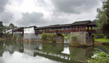 Qinghua, Wuyuan County, Jiangxi Eyaleti, Çin. Qinghua Gökkuşağı Köprüsü (Caihong Qiao) Le 'an Nehri' ni geçen büyük bir taş köprü. Gökkuşağı Köprüsü 2020 'de sel tarafından yıkıldı..