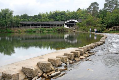 Qinghua, Wuyuan County, Jiangxi Eyaleti, Çin. Le 'an Nehri' nin karşısındaki su çarklı basamakları. Qinghua Gökkuşağı Köprüsü (Caihong Qiao) yakınlarında 2020 yılında sel tarafından yıkıldı..