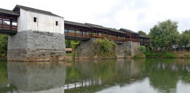 Qinghua, Wuyuan County, Jiangxi Eyaleti, Çin. Qinghua Gökkuşağı Köprüsü (Caihong Qiao) Le 'an Nehri' ni geçen büyük bir taş köprü. Gökkuşağı Köprüsü 2020 'de sel tarafından yıkıldı..