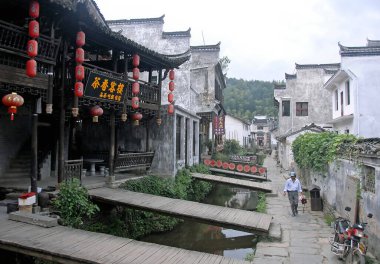 Xiao Likeng, Wuyuan County, Jiangxi Eyaleti, Çin. Xiao Likeng, Wuyuan County 'de Tang Hanedanlığı mimarisi ve küçük su yollarıyla bilinen antik bir kasabadır..