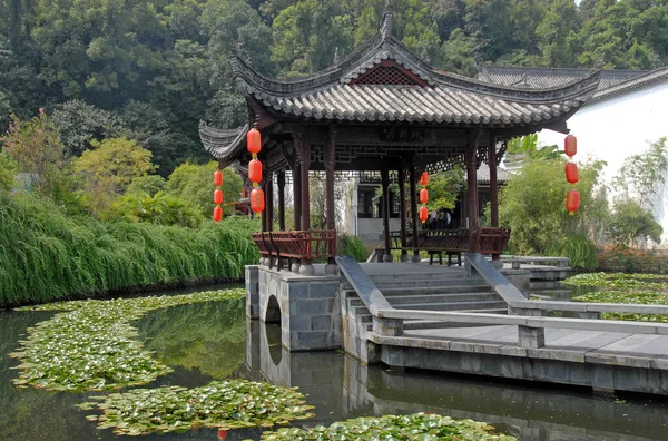 中国江西省武元县江湾 江湾是吴元县的一个古镇 以唐代建筑著称 荷花池中的红色灯笼 — 图库照片