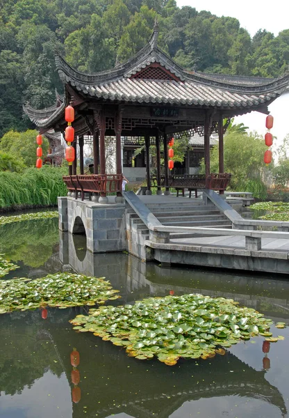 中国江西省武元县江湾 江湾是吴元县的一个古镇 以唐代建筑著称 荷花池中的红色灯笼 — 图库照片