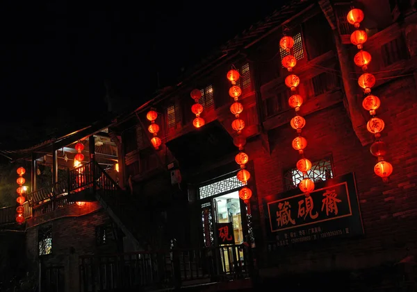 小Likengウーユワン郡 江西省 中国で 小Likengウーユワン郡は 唐の建築で知られる古代の町です 赤い提灯で夜の街の景色 — ストック写真