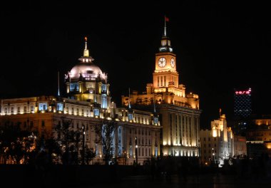 Şangay, Çin 'deki Bund: Şangay' daki Bund boyunca gece yarısı aydınlatılmış koloni binalarının manzarası. Bund, turistler ve yerel Şangay halkının geceleri yürümesi için popüler..