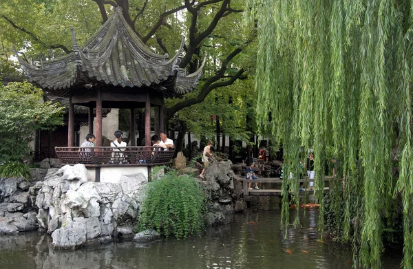 中国上海余元花园 上海古城余元花园是一个有着树木 岩石和水的中国传统花园 人们坐在亭子里 其他人在探索 — 图库照片