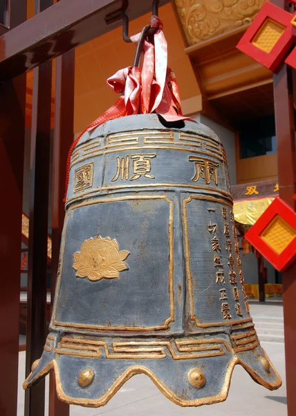 中国陝西省陝西省法門町法門寺 法門寺の新複合体への入り口に漢字が刻まれた大きな鐘 — ストック写真