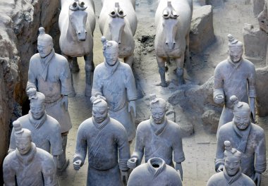 Terracotta Savaşçıları, Xian, Shaanxi Eyaleti, Çin: Terracotta Ordusu 'nda askerler ve atlar, ön manzara. Terracotta figürleri İmparator Qin Shu Huang 'ın ordusunu temsil ediyor..