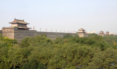 Şehir Duvarı, Xian, Shaanxi Eyaleti, Çin. Xian Şehir Duvarı Çin 'in en büyük ve en iyi korunmuş şehirlerinden biridir. Xian şehir duvarında ağaçlara bakan gözetleme kuleleri.