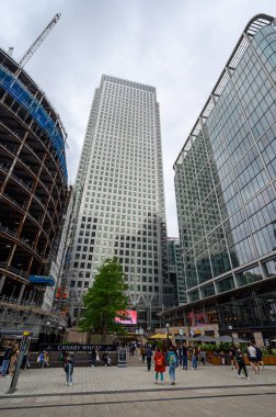 Canary Wharf, Londra, İngiltere: One Canada Square, Londra Rıhtımı 'nın Canary Wharf bölgesinde yer alan bir gökdelendir. Kanarya Rıhtımı 'ndaki en yüksek binadır. One Canada Meydanı yakınlarındaki Plaza.