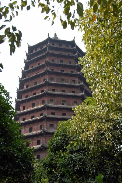 中国浙江省杭州市六座哈密斯塔 六合院 Six Harmonies Pagoda 在中文中被称为六合院 Liuhe Pagoda 是位于岳仑山脚下的一座古老的多层中国塔 — 图库照片