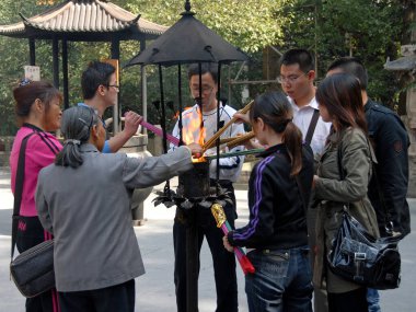 Hangzhou, Zhejiang Eyaleti, Çin: Lingyin Tapınağı aynı zamanda Çin 'in Hangzhou kentindeki Ruhlar Tapınağı olarak da bilinir. Maravira Salonu 'nun önünde yanan tütsü çubukları..