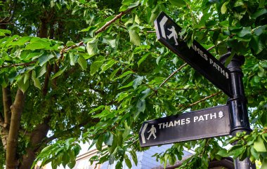 Londra, Rotherhithe 'de Thames Yolu' nun rotasını gösteren bir tabela. Thames Yolu, Thames Nehri 'nin kıyılarını Londra boyunca takip eden halka açık bir yoldur. İşaret iki yönü gösteriyor..