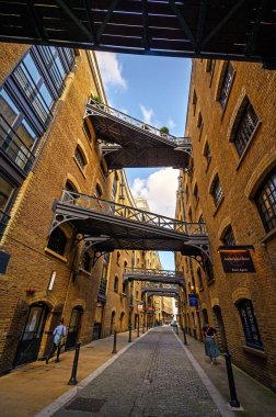 Londra, İngiltere 'den Shad Thames. Tarihi Shad Thames, köprüler ve kaldırımlarla restore edilmiş eski bir kaldırım. Bu eski cadde Bermondsey 'de Tower Bridge ve London Bridge yakınlarında..