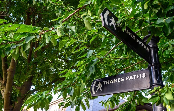 Londra, Rotherhithe 'de Thames Yolu' nun rotasını gösteren bir tabela. Thames Yolu, Thames Nehri 'nin kıyılarını Londra boyunca takip eden halka açık bir yoldur. İşaret iki yönü gösteriyor..
