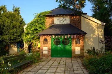 Hayes Caddesi 'ndeki Hayes Village Hall, Kent, İngiltere. Köy salonu Aziz Meryem kilisesi ve George barına yakındır. Hayes, Londra 'nın Bromley ilçesinde..