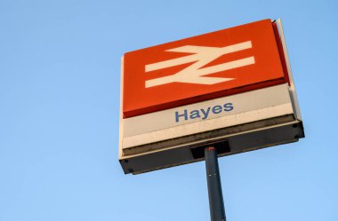 Hayes, Kent, UK: Ulusal Demiryolu logosunu gösteren Hayes Tren İstasyonu için imza. İşaret gökyüzüne karşı. Hayes, Londra 'nın Bromley ilçesinde..