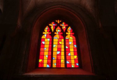 Norwich, Norfolk, İngiltere: Norwich Katedrali 'nin içinden modern vitraylı pencere.