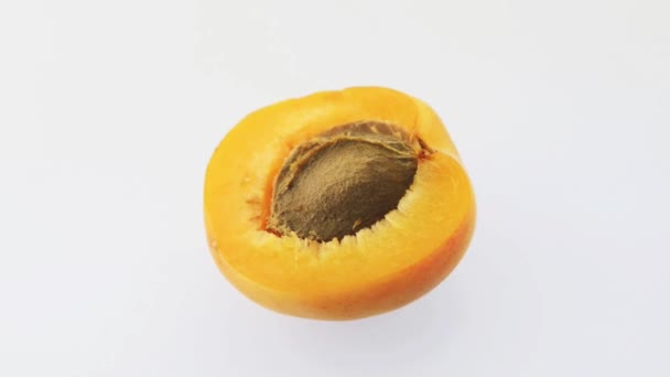 Točitém Stole Otáčí Polovina Meruňkového Ovoce Kostí Izolované Bílém Pozadí — Stock video