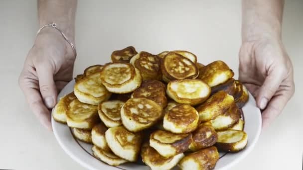 Une Femme Met Sur Table Des Crêpes Prêtes Emploi Sur — Video