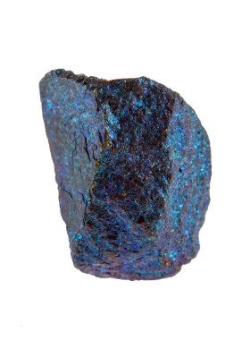 Doğal taş, beyaz arka planda çok renkli mavi-yeşil tebeşir ayini. Mineraller, doğal taşlar koleksiyonu, yakın çekim..