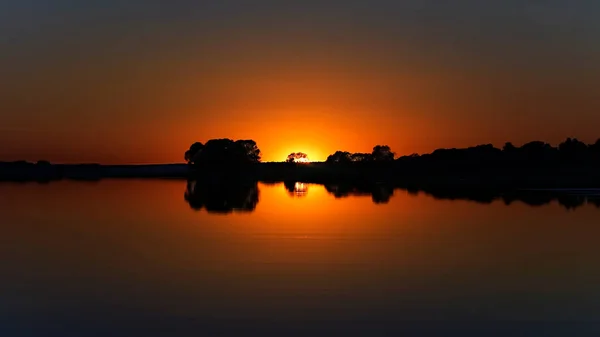 Panorama Pięknego Zachodu Słońca Nad Wołgą Sylwetkami Drzew Słońce Zniknęło — Zdjęcie stockowe