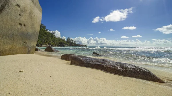 Een Verlaten Strand Golven Die Keien Rollen Eiland Digue Seychellen — Stockfoto