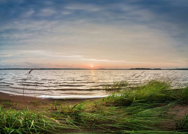 Panoramiczny Widok Świt Nad Jeziorem Wczesnym Letnim Rankiem Pierwszym Planie — Zdjęcie stockowe