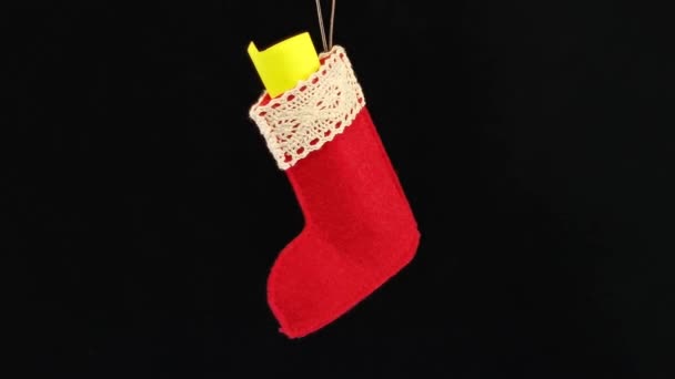 作为家居装饰或礼物的圣诞玩具 红色的感觉靴 白色花边锯齿状 白色背景的轮换制 — 图库视频影像