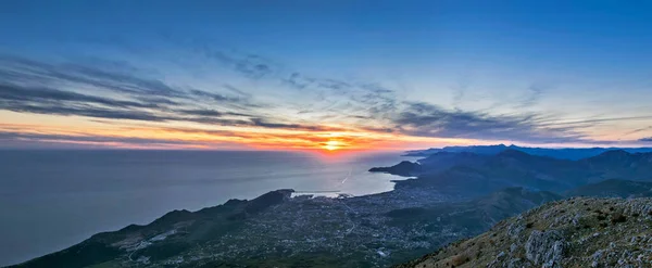 Günbatımında Akdeniz 'in Balkan Dağları ve Bar kentinden manzara. Karadağ