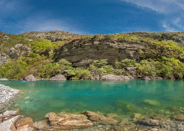 透明なターコイズブルーの水の中にあるタラ川は モンテネグロの石の底を見ることができます — ストック写真