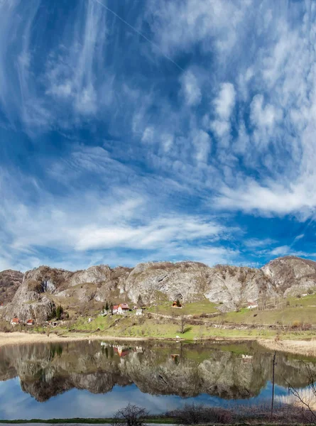 湖の雲と岩の海岸と青空の反射 縦のパノラマ バルカン半島 — ストック写真