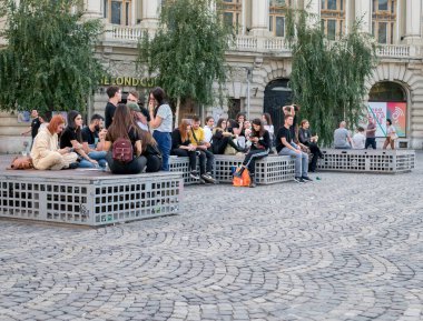 Bükreş / Romanya - 10.02.2020: Pek çok genç Bükreş 'teki Üniversite Meydanı' nda toplandı