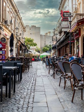 Bükreş / Romanya - 10.02.2020: Bükreş 'in eski kentinde kenar mahalle restoranları ve kafeleri olan kaldırımlı cadde