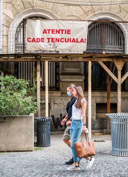 Bucarest Rumania 2020 Pareja Caminando Por Edificio Antiguo Cuidado Yeso — Foto de Stock